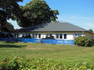 Das Ferienhaus mit den Ferienwohnungen Typ 3 steht nur ca. 50m vom Bodden entfernt und Sie haben einen weiten Blick auf das Wasser. Auf der Südterrasse mit Boddenblick können Sie es sich gemütlich machen, Frühstüchen, Grillen...