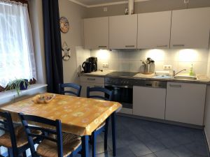 In der gemütlichen Küche werden Sie sicherlich so manche Stunde verbringen - vielleicht mit einem Glas Wein oder einem duftenden Tee. Bei geöffneter Terrassentür oder Fenster können Sie, wenn es weht, das Plätschern der Wellen und das Rauschen des Schilfes hören oder der Schrei der Möven oder auch der Kraniche im Frühjahr oder Herbst..