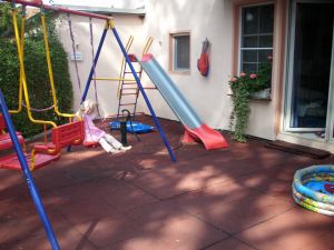 der hauseigene Spielplatz ...unser Spielplatz mit Rutsch, Schaukeln und wechselnden anderen Spielgeräten... Hüpftiere, Wasserspielplätze, kleiner Plantsch-pool.... je nach Jahreszeit