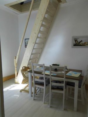 Esszimmer im Hintergrund die Treppe zum oberen Schlafzimmer