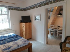 "Wohn-Schlaf-Zimmer" und Esszimmer Man betritt die Fewo über das Wohn-Schlafzimmer geht dann weiter in das Esszimmer. Ebenso der Aufgang in das Dachgeschoß :-)