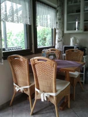 Essgruppe in der Küche Die gemütliche Essgruppe in der Küche bietet Platz für 4 Personen. Sie haben einen herrlichen Ausblick über die Veranda in den gegenüber liegenden Wald.