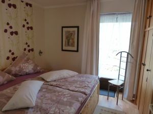 großes Schlafzimmer 1 Das Schlafzimmer 1 mit Doppelbett 180 x 200 cm und Einbauschrank hat einen Austritt zur hinteren Terrasse.