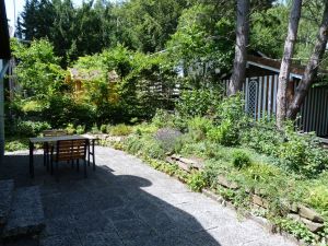 Hintere Terrasse Sommer 2014 Auf der Terrasse hinter dem Haus mit einer weiteren Sitzgruppe können Sie in den Abendstunden noch die Sonne genießen.