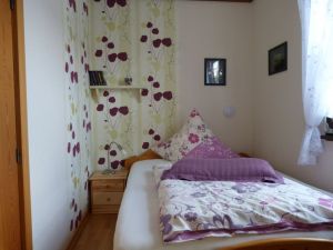 kleines Schlafzimmer 2 Das Schlafzimmer 2 ist mit einem Doppelbett 140x200 cm, Sessel und ebenfalls einem Einbauschrank ausgestattet.
