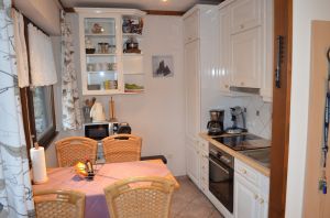 In der zum Wohnraum offenen Küche finden Sie alles, was in einer guten Küche gebraucht wird.