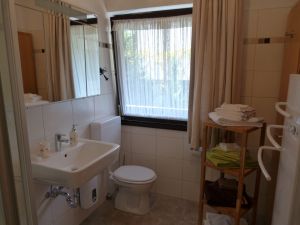 Neues Duschbad mit WC Das neue Bad mit Fenster: selbstverständlich finden Sie Hand- und Badetücher, Seife, Toilettenpapier und sonstige Kleinigkeiten vor.