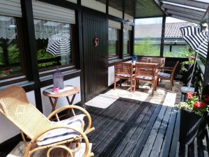 Relaxen auf der Veranda Die gemütliche Sitzecke und der Schaukelstuhl laden zum Relaxen und Verweilen ein.