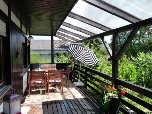 Veranda im Sommer 2014 Von der überdachten Veranda haben Sie einen herrlichen Blick auf den gegenüberliegenden Wald.