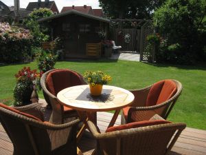 Ausblick aus dem Wohnzimmer bzw. Wintergarten in den Garten.
