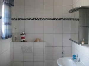 In diesem Raum befindet sich u. a. die Wschmaschine u. der Trockner.