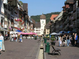 Gemütliches Bummeln auf der Kaiserstraße in Waldshut