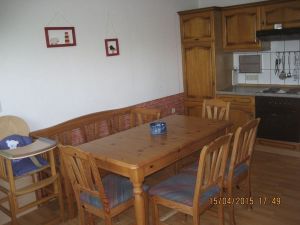 Küche mit Sitzecke und Kinderhochstuhl