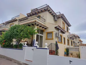 Ansicht Haus mit Terrasse, Balkon und Sonnenterrasse.