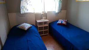 Schlafzimmer mit 2 Einzelbetten, zusammenstellbar