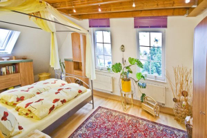 Schlafraum mit Doppelbett
und Gartenblick