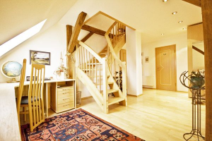 Flur mit Büroecke und Treppe zu den Mansarden