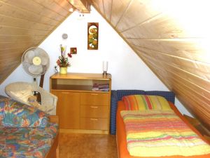 Mansarde links 
mit 2 Einzelbetten