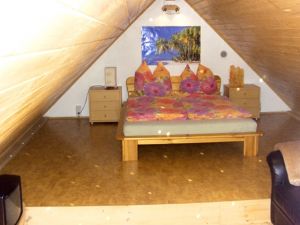 Mansarde rechts mit franz.
Doppelbett und Couch