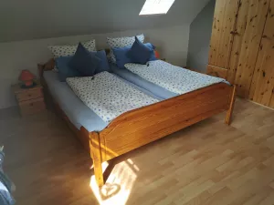 Grosses helles Schlafzimmer mit Doppelbett 180x200. Kinderbett kann zugestellt werden,
Bettwäsche incl.,