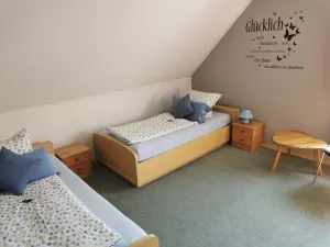 Lattenrahmen sind Kopf und Fußteil verstellbar,
Betten 100x200,
waschbares Bettzeug,
Bettwäsche incl.