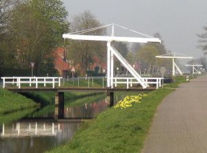Typisches Wahrzeichen vom Fehn, die weißen Klappbrücken über den Spetzerfehn Kanal an der Hauptwieke.