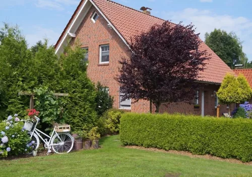 Hausansicht mit Gästeparkplatz