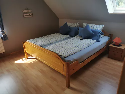 Schlafzimmer mit Doppelbett 