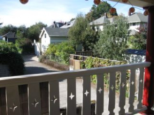 Blick von der Veranda auf die "Alley"