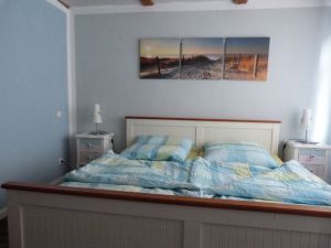 Das kleine Schlafzimmer ist gemütlich.