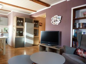 das Bücherregal ist gut gefüllt