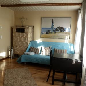 Kachelofen im Wohnzimmer am Kachelofen im Wohnzimmer ist es gemütlich, wenn draußen der Wind pfeift.
