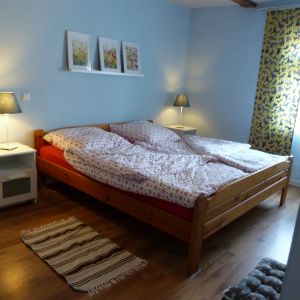 Schlafzimmer hier kann man problemlos ein Reisebett oder einen Hundekorb unterbringnen
