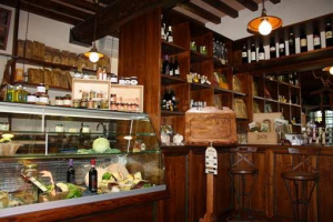 Hofladen mit toskanischen Spezialitäten, Weinen und Olivenölen