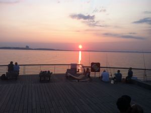Landungsbrücke - Sonnenuntergang Jeden Abend ein Spektakel - der Sonnenuntergang mit fantastischer Sicht von der Landungsbrücke. Ein Tip, genießen Sie den Abend auf der Landungsbrücke mit einem Picknick Korb und einem guten Wein.