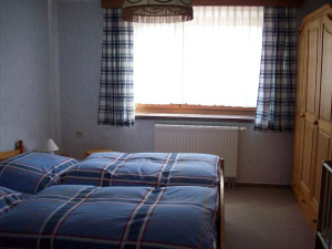 Schlafzimmer mit Doppelbett, Aufbettung und Babybett