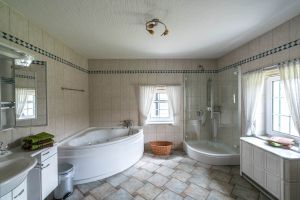 Bad Stift Ennenbach mit Dusche und Badewanne mit Whirlpoolfunktion
