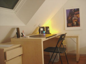 Schlafzimmer mit Schreibtisch, Radio/CD, TV mit DVD auf Wunsch inkl..