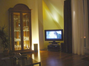 Gemütlichkeit am Abend. TV mit Stereoanlage