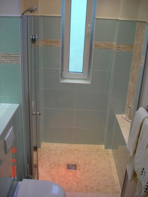 sehr große Dusche (ebenerdig) mit Sitzgelegenheit. LED-Farbdusche.