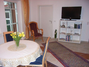 106-cm-Flachbild-Fernseher gehört zur medialen Ausstattung