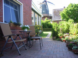 Von der Terrasse schaut man direkt auf die Rysumer Mühle