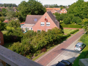 Von der Mühle blickt man auf das Hischenhus
