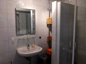 Das Badezimmer verfügt über eine große Dusche und Handtuchheizung