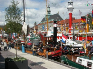 Das nahe Emden lädt alljährlich zum Matjesfest ein