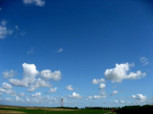 Der weite Himmel über dem Leuchtturm von Campen