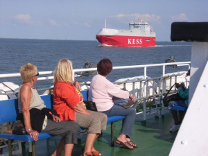 Ein Autotransporter kreuzt den Schiffsweg nach Borkum