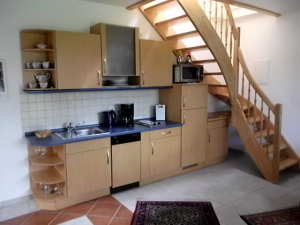Funktionelle Küchenzeile Klein, übersichtlich und platzsparend teilweise unter der Treppe zum Schlafraum