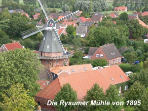 Rechts neben der Mühle liegt ihr Urlaubsdomizil (mit dem dunklen Spitzdach)