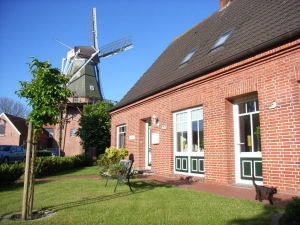 Mit Mühlenblick Ihr Urlaubsdomizil - das Hischenhuus. Es liegt in unmittelbarer Nähe zur Rysumer Mühle